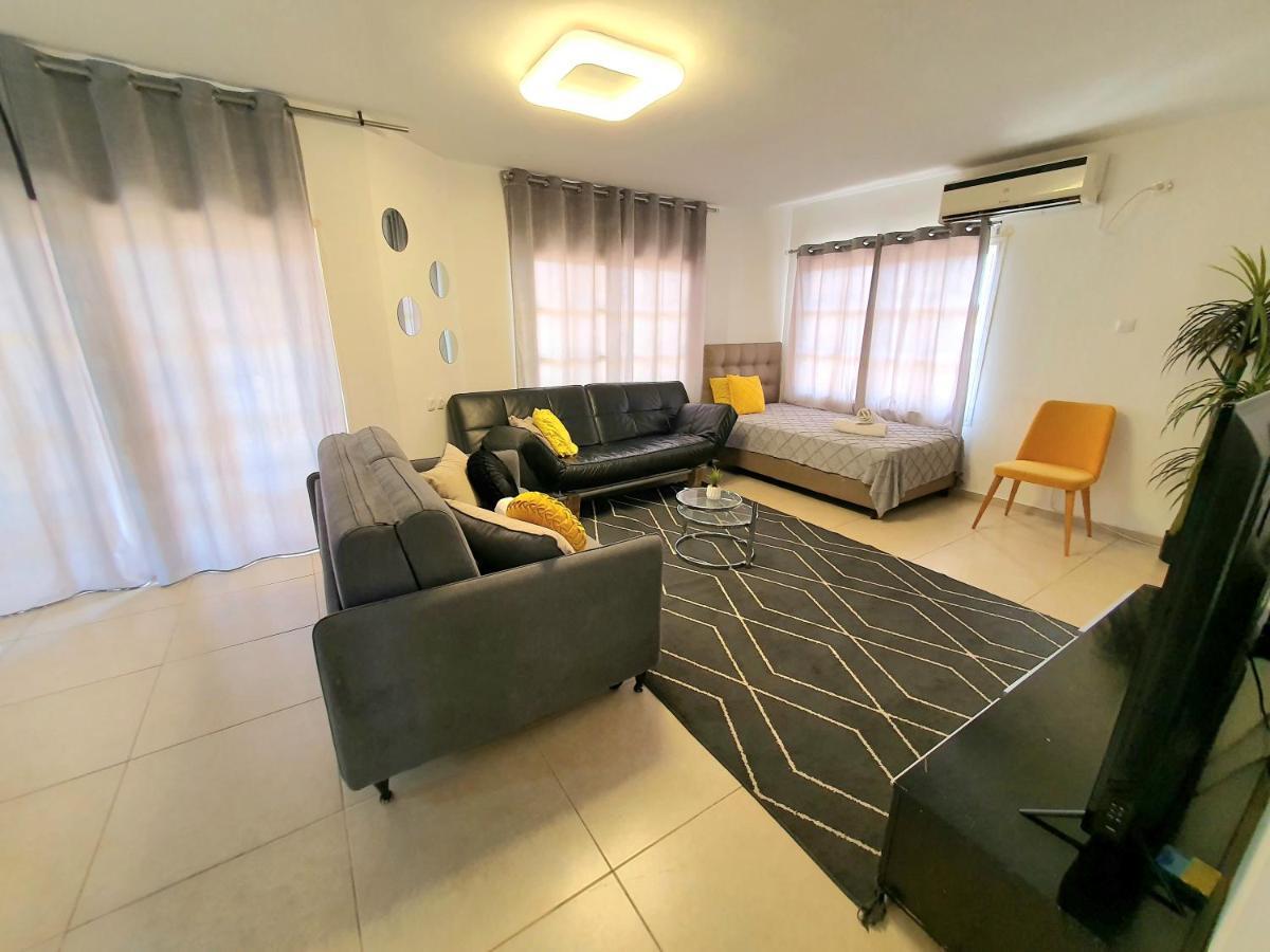 Barak Royal Suites 20 Garden Jacuzzi - ג'קוזי בחצר Ейлат Екстер'єр фото